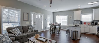 T-Town Cottage - Book for Football - walk to Historic Downtown Northport!