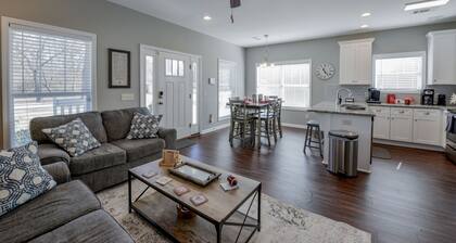 T-Town Cottage - Book for Football - walk to Historic Downtown Northport!
