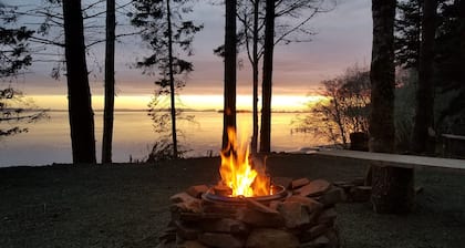 The Coho Cabin is located at the historic fishing town of Pillar Rock.