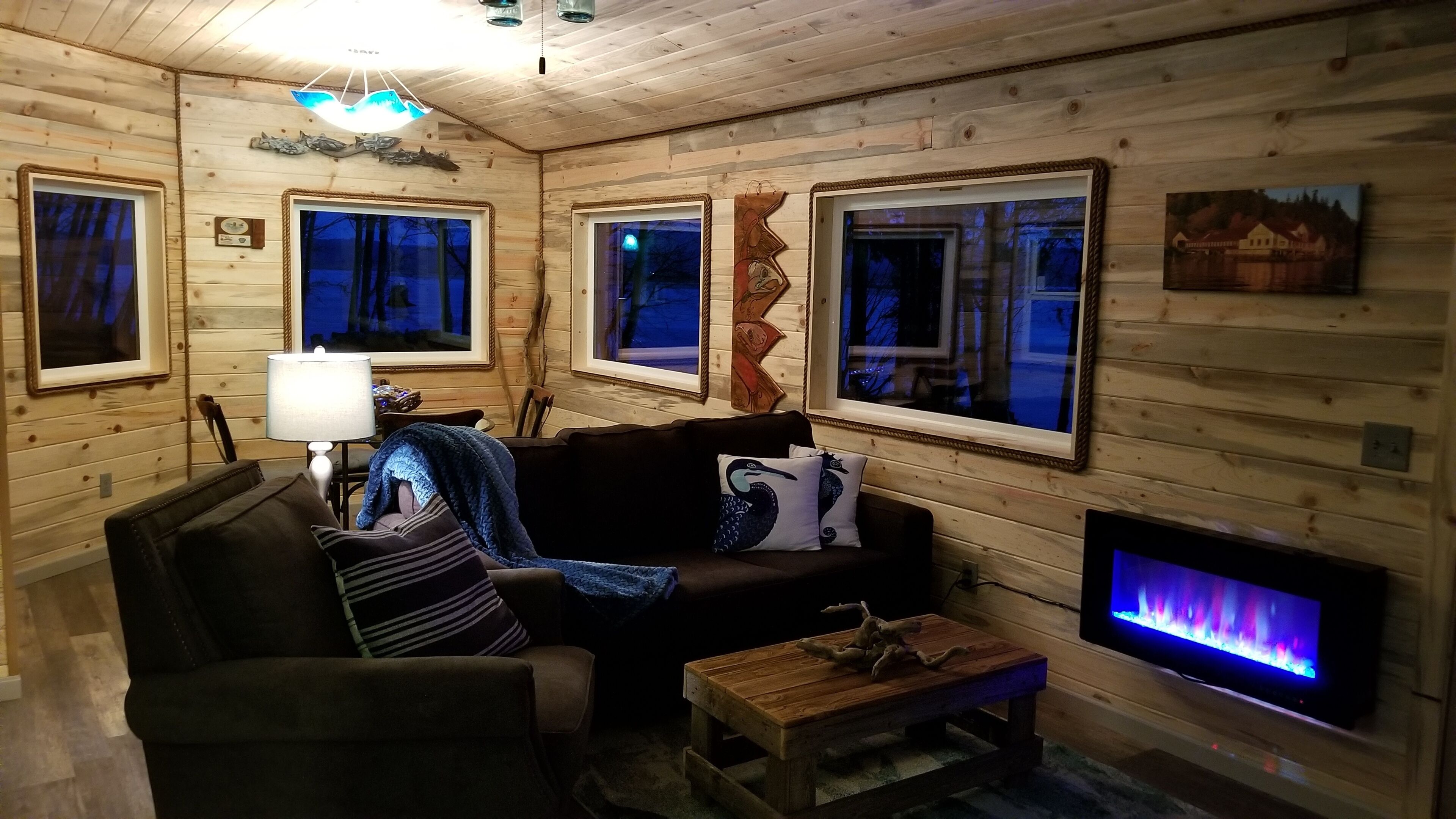 Smart-TV, Kamin, DVD-Player, Bücher