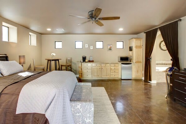 1 bedroom, desk, iron/ironing board, WiFi