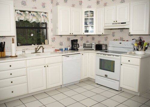 Near Beaufort, Port Royal, Parris Island, Hunting Island, & Golf!