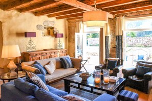 Smart TV, lareira, livros, aparelho de som