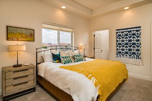 3 bedrooms, free WiFi, bed sheets, wheelchair access - Stylish Beauty in Prime Location (Moab)