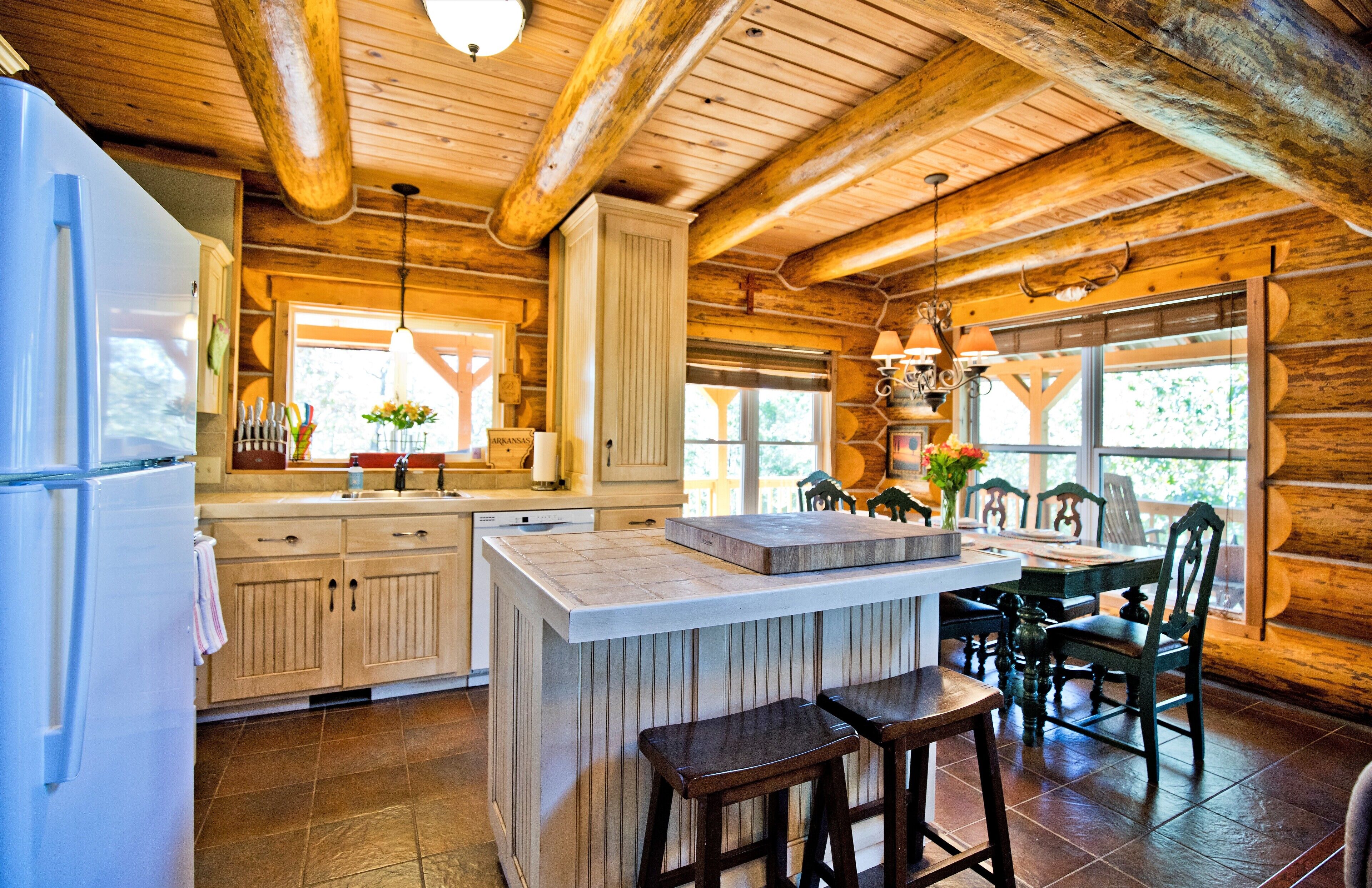 LAKE FRONT Stunning, Family-size Log Cabin with quick access to shoreline