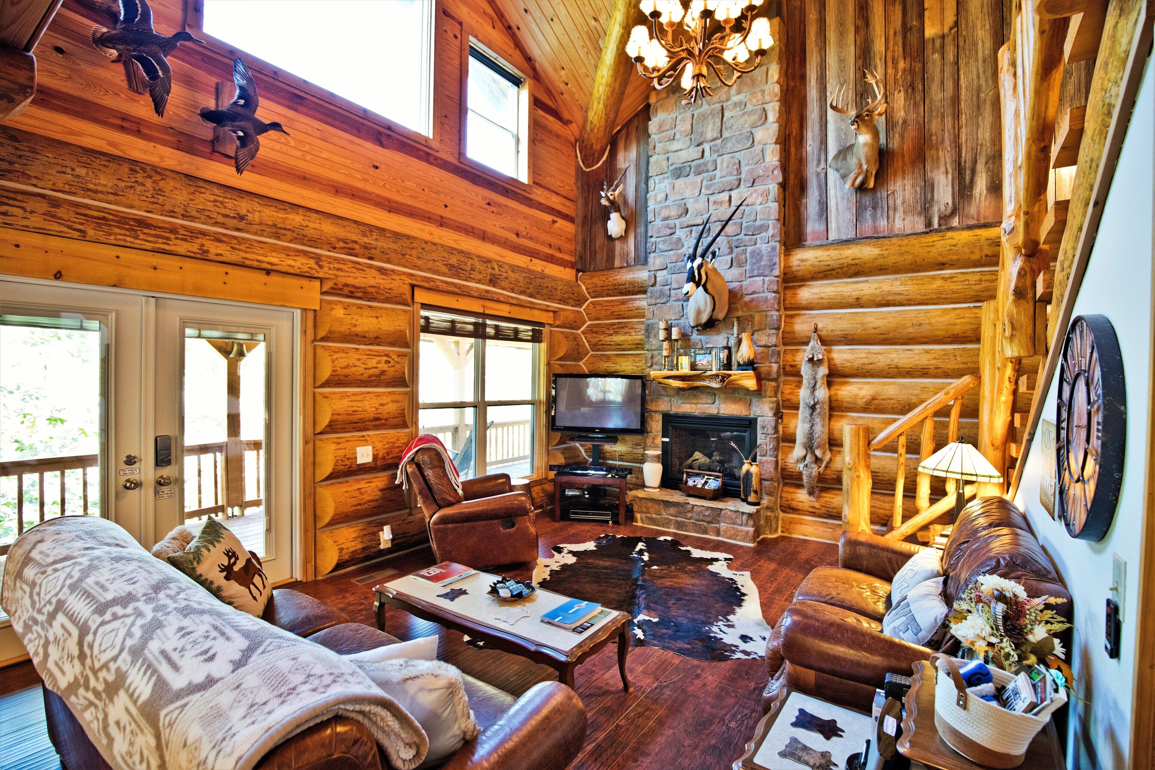 LAKE FRONT Stunning, Family-size Log Cabin with quick access to shoreline
