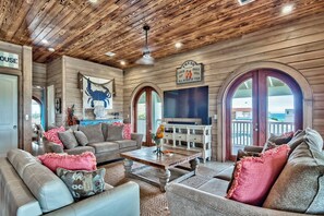 TV, DVD player, books, stereo - Views! Pool!  Free Tiki Cruise! | Admirals Palace (Destin)