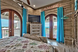 7 bedrooms, iron/ironing board, travel crib, WiFi - Relaxed retreat w/ pool & rooftop deck (Destin)