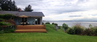 プライベートビーチと素晴らしい山の景色を望むファミリーホーム