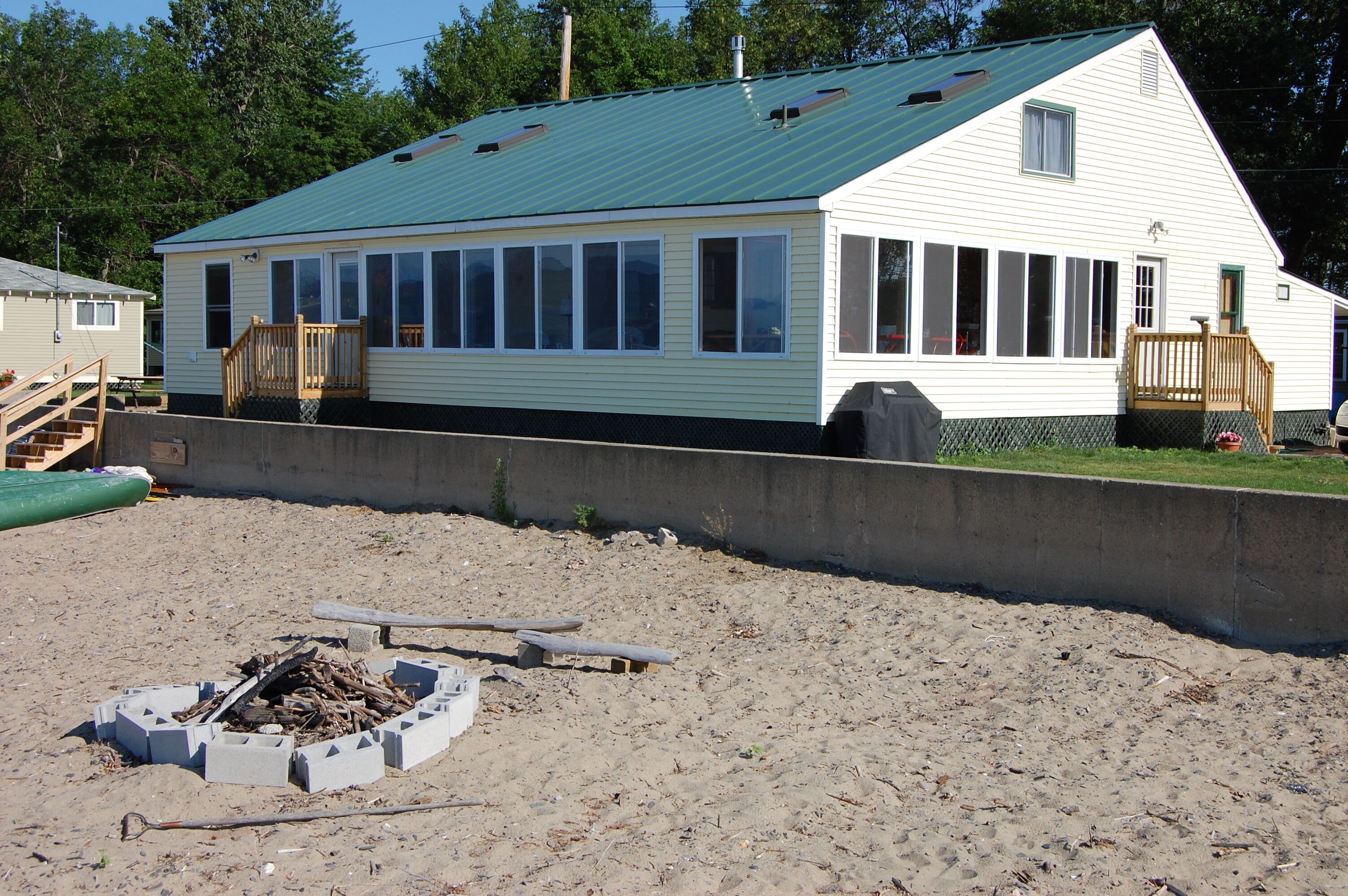 Large beachfront family cottage on the sandy beach at Colchester Point