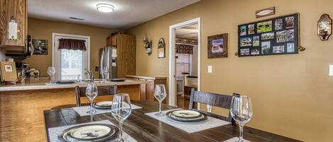 Vacation Rental in the Smoky Mountains "Pigeon River Retreat" - Dining table
