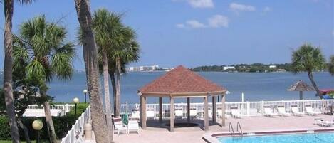 Et oppvarmet basseng