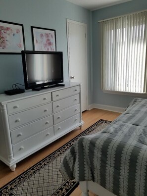 2 bedrooms, iron/ironing board, Internet, bed sheets