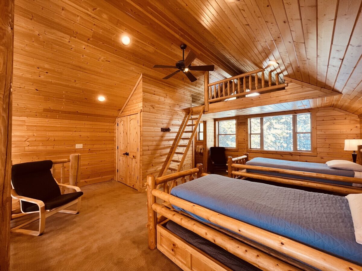 Moose Tracks - Spacious Cabin | Hot Tub | Fire Pit