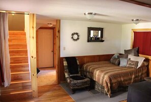 1 bedroom, free WiFi, bed sheets - Close to Mt. Rainier.  AC in the summer Wood stove for Emergency heat & cooking. (Ashford)