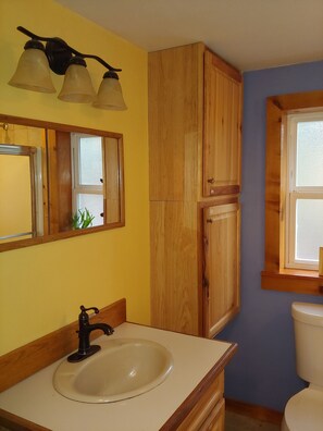 Hair dryer, towels, soap, shampoo - Close to Mt. Rainier.  AC in the summer Wood stove for Emergency heat & cooking. (Ashford)