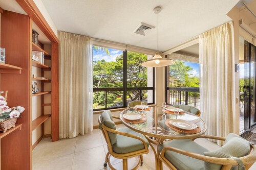 Amazing top-floor condo w/ private lanai, pool, hot tub, tennis court, & gym