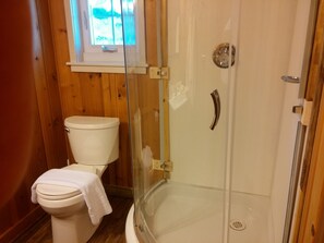 Suihku, hiustenkuivaaja, pyyhkeet