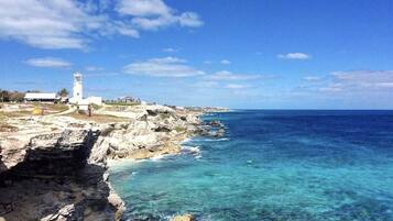 Ligstoelen aan het strand, strandlakens