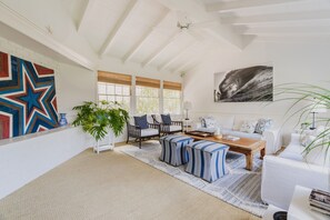 Smart TV, lareira, DVD player, mesa de pingue-pongue