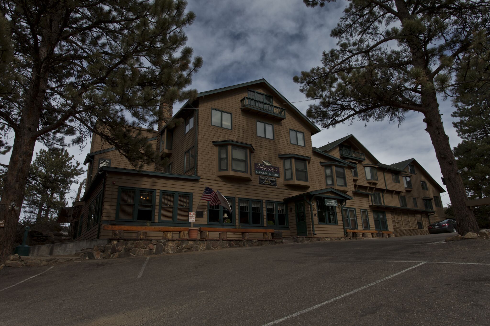 1 BDRM~ HISTORIC CRAGS LODGE~ TRAMWAY IS 5 MIN~ 3 MILES TO MARINA~GREAT LOCATION