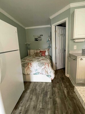 Iron/ironing board, free WiFi, bed sheets