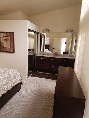 2 室のベッドルーム、アイロン / アイロン台、WiFi (無料)、ベッドシーツ