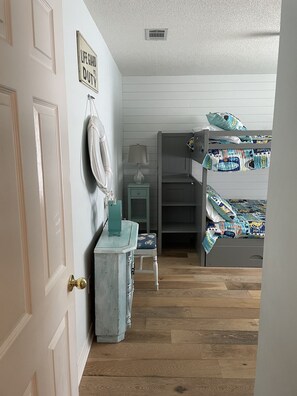 5 bedrooms, iron/ironing board, WiFi, bed sheets