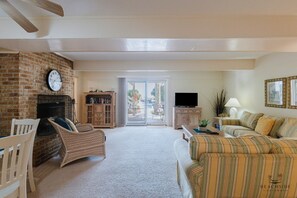 Télévision, livres, vidéothèque