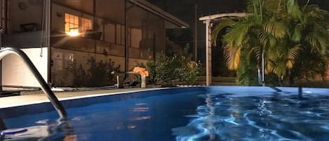 Alberca al aire libre y alberca climatizada