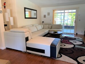 Smart TV, lettore DVD, libri, videoteca