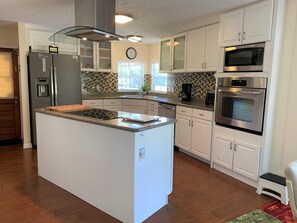 Frigorifero, microonde, forno, piano cottura