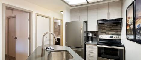 冷蔵庫、電子レンジ、オーブン、コンロ