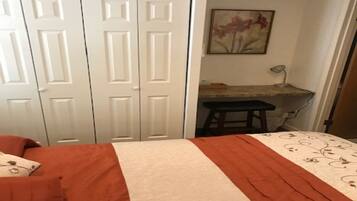 1 bedroom, desk, free WiFi, bed sheets