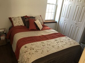 1 bedroom, desk, free WiFi, bed sheets - Main floor apartment within our house (Lakewood)
