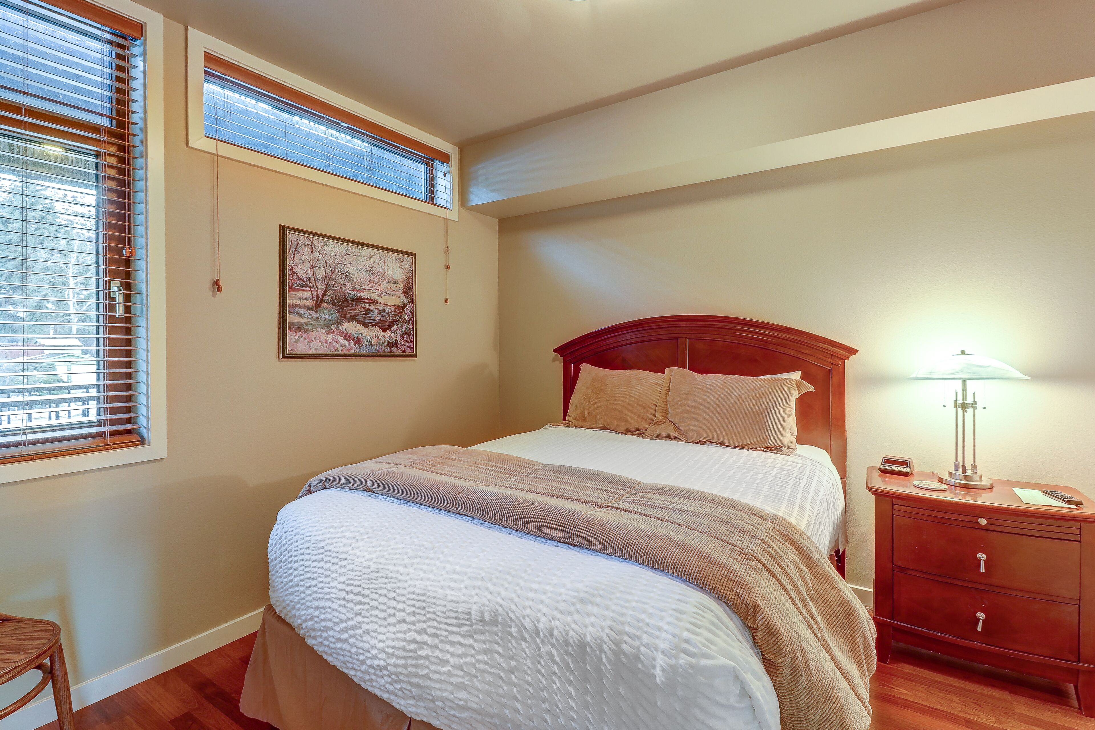 Lake-view condo with indoor pool/hot tub & 2 secured parking spots