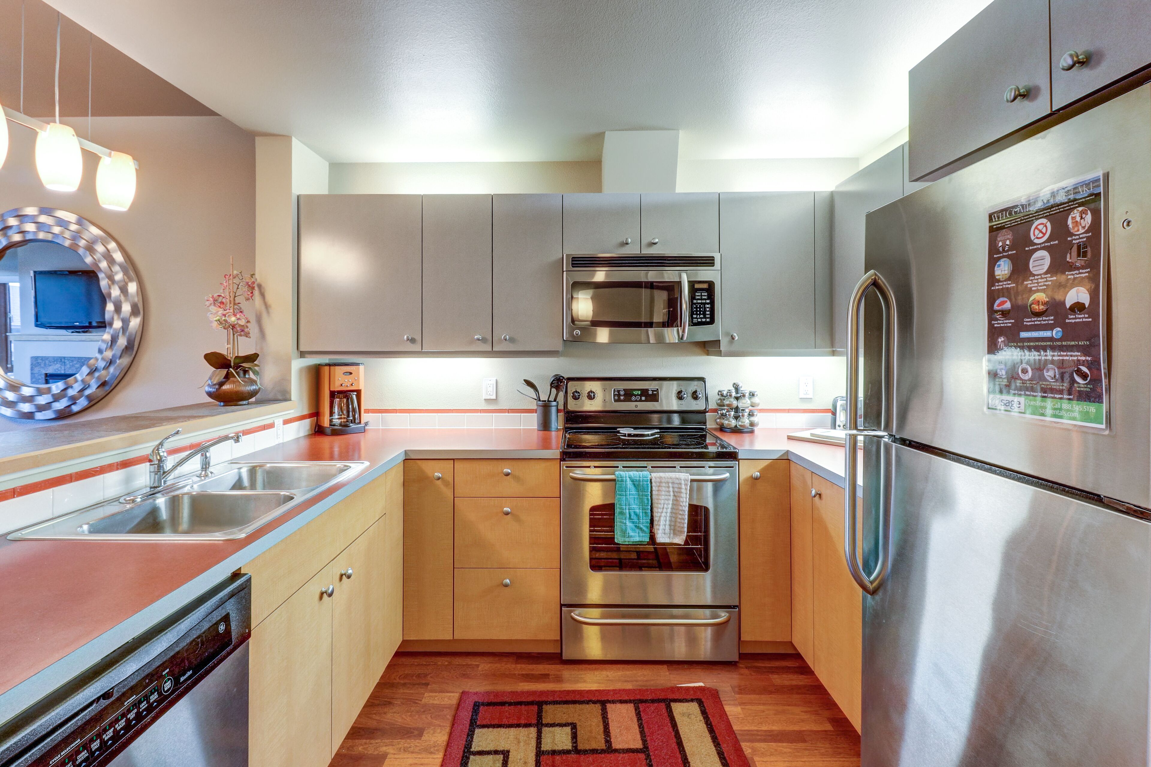 Lake-view condo with indoor pool/hot tub & 2 secured parking spots