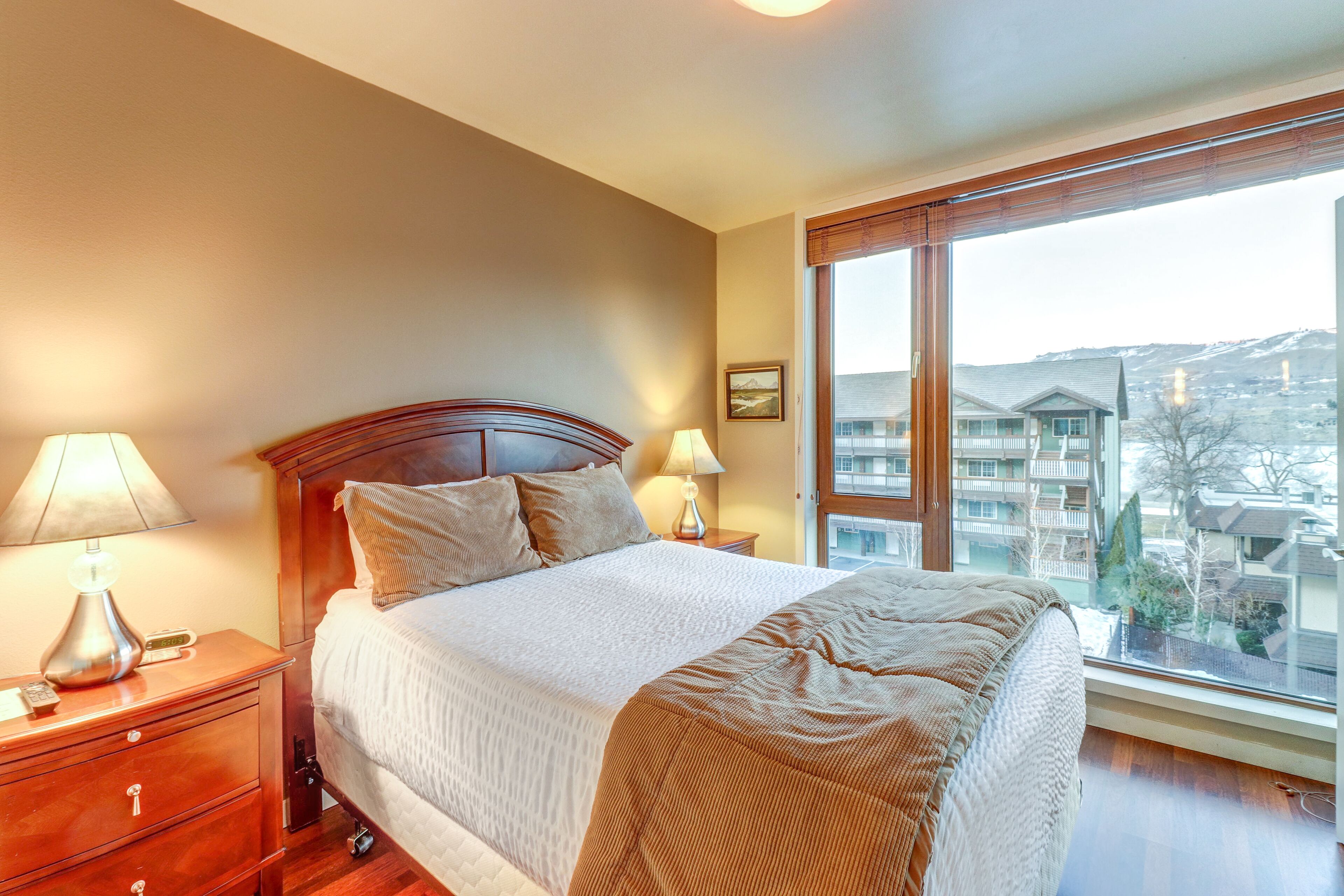 Lake-view condo with indoor pool/hot tub & 2 secured parking spots