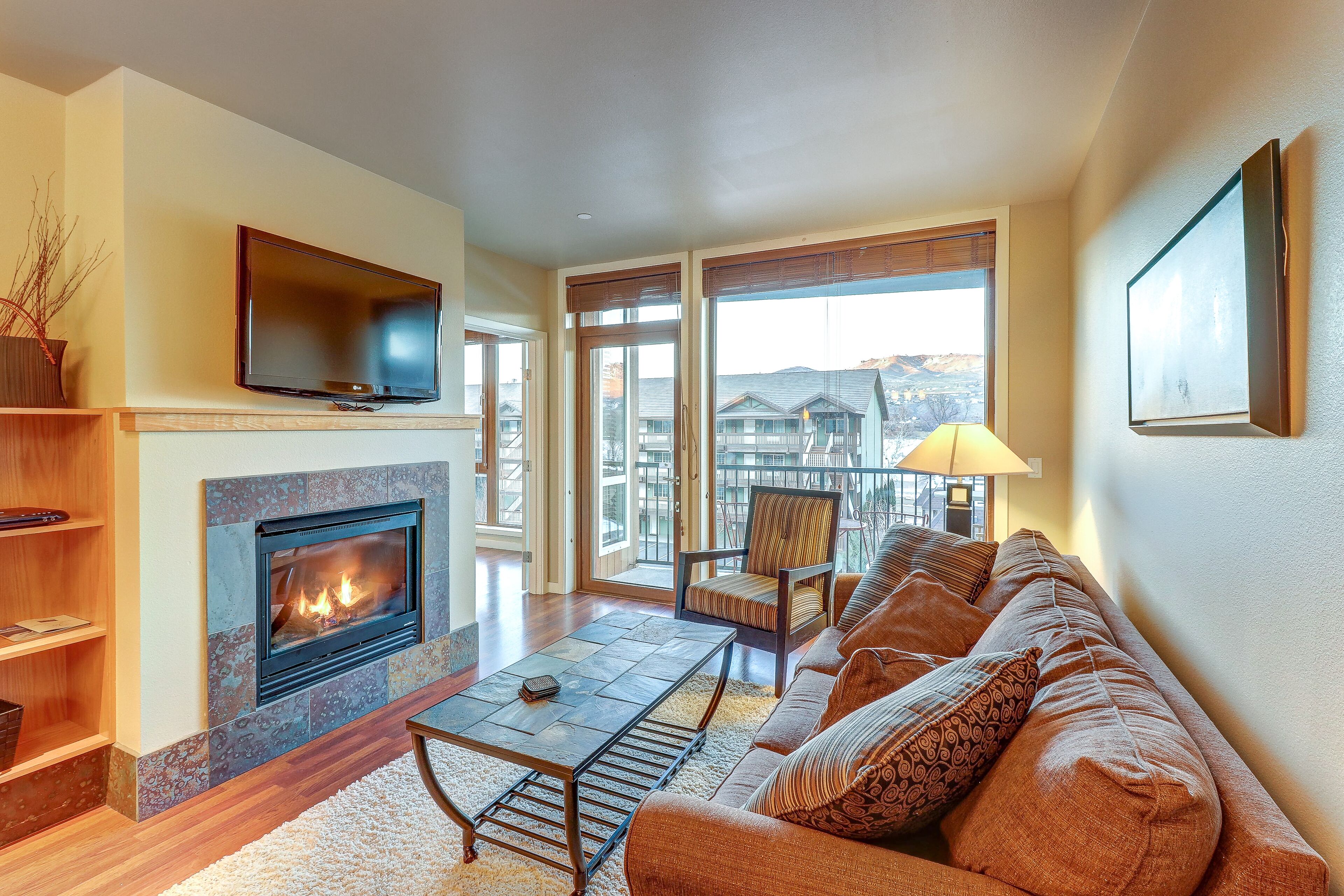 Lake-view condo with indoor pool/hot tub & 2 secured parking spots