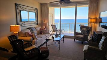 Una Smart TV, un reproductor de DVD, un futbolín