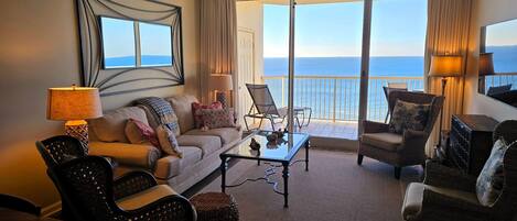 Smart TV, lettore DVD, tavolo da calcetto, tavolo da ping pong