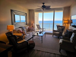 TV connectée, lecteur de DVD, baby-foot, table de tennis de table