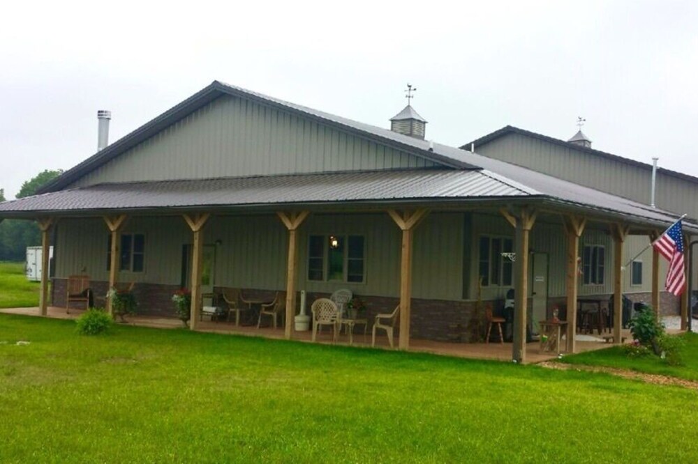 Family Friendly Lodge, 5 mi to Jim Edgar Panther Creek State Wildlife Area
