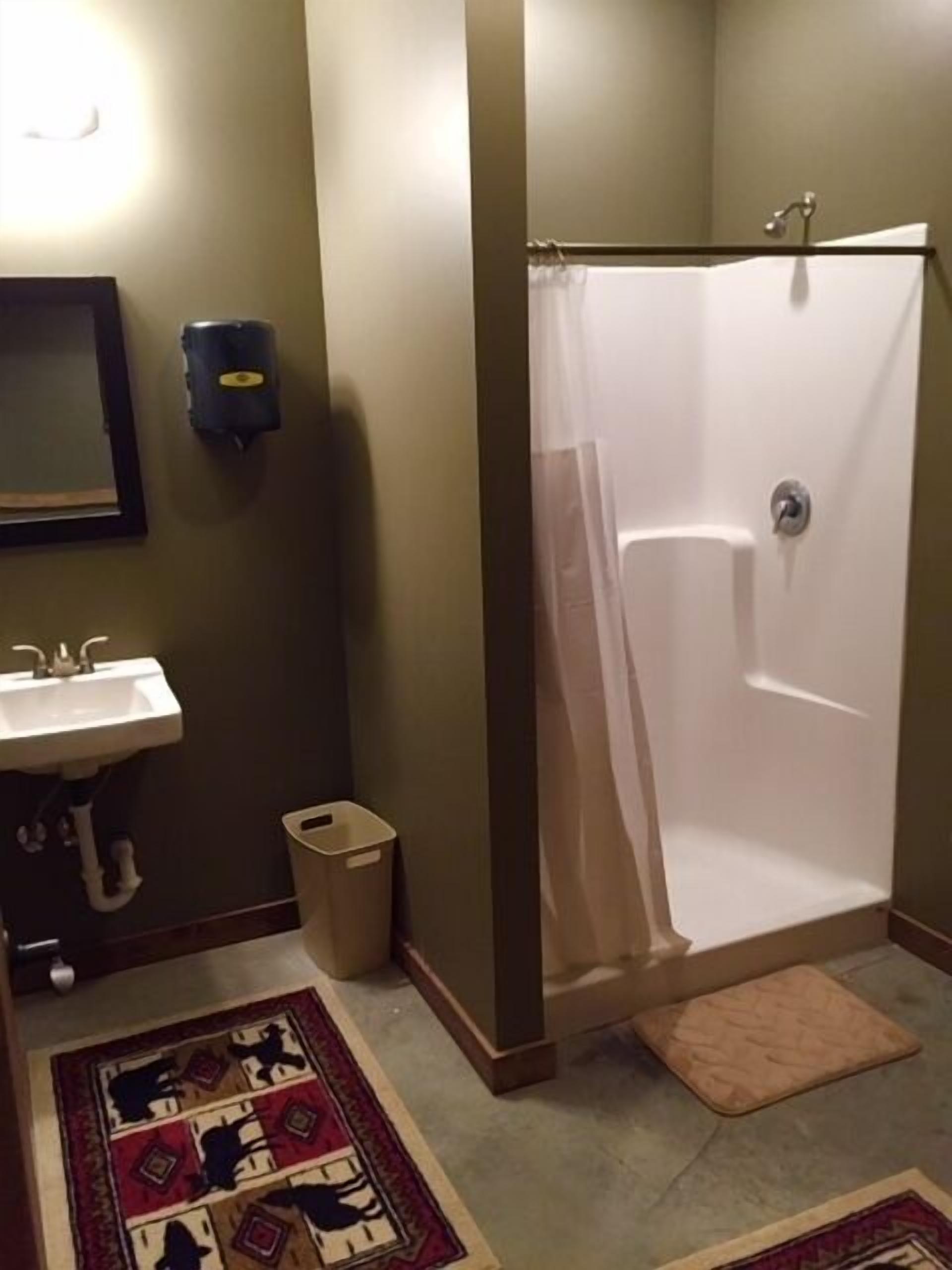 Family Friendly Lodge, 5 mi to Jim Edgar Panther Creek State Wildlife Area