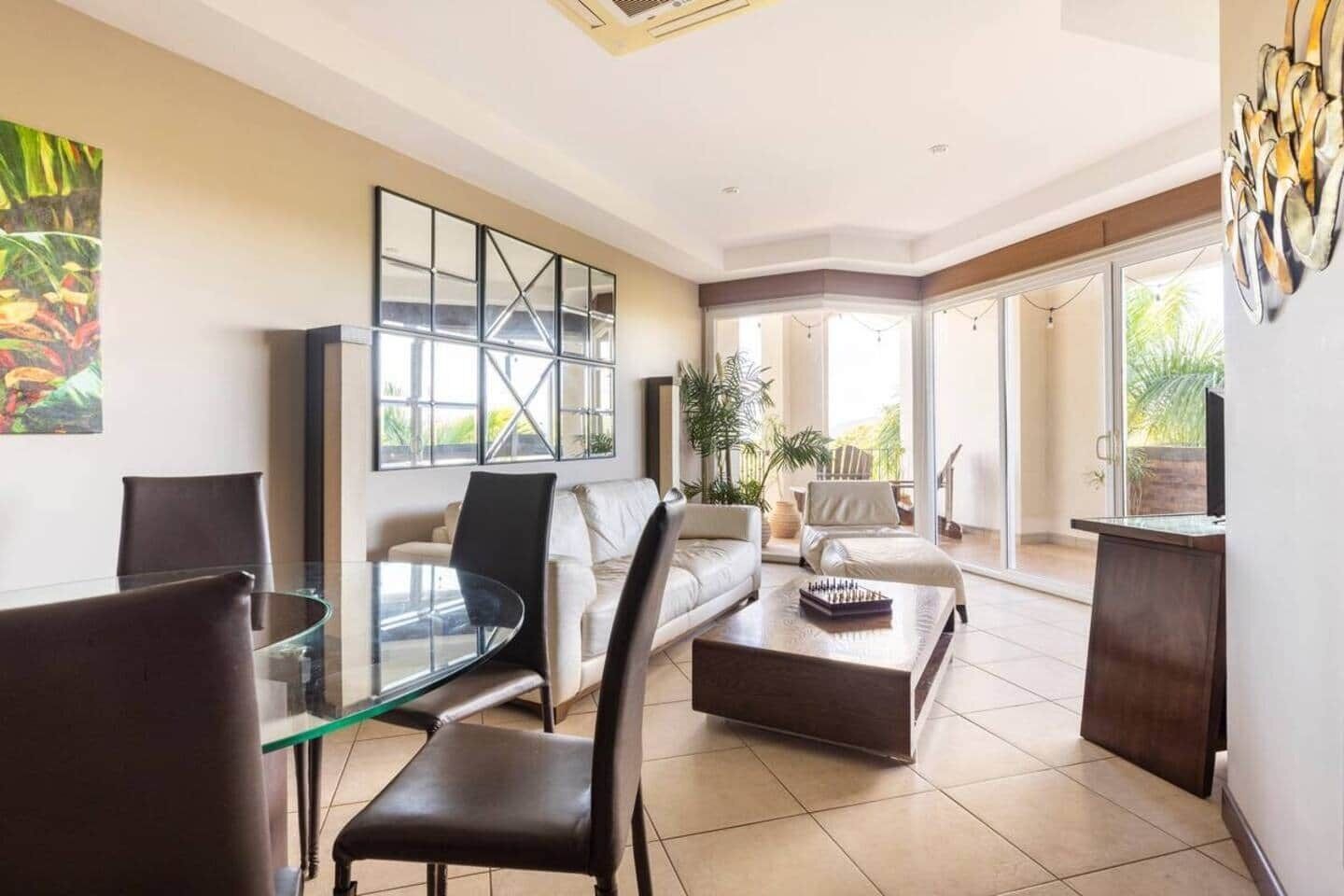 Smart TV, reproductor de DVD, futbolito y tenis de mesa 