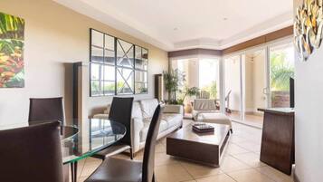 TV connectée, lecteur de DVD, baby-foot, table de tennis de table