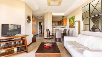 Smart-tv, dvd-spelare, bordsfotboll och ett bordtennisbord