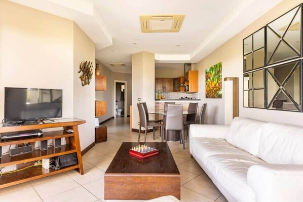 TV connectée, lecteur de DVD, baby-foot, table de tennis de table