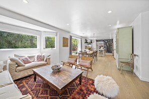 TV, fireplace - Twin Oaks • Pool, Garden, Terrace, Bocce & Hot tub (Sonoma)
