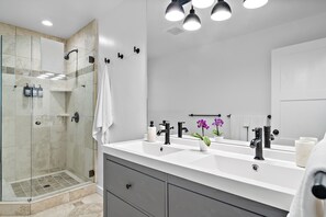 Bathtub, hair dryer, towels, soap - Twin Oaks • Pool, Garden, Terrace, Bocce & Hot tub (Sonoma)